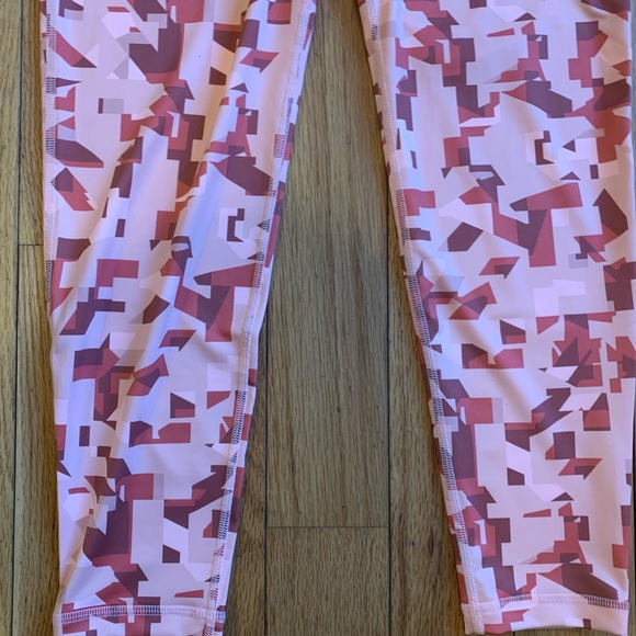 Under Armour girls cropped stretchy pants . New - Picture 4 of 8